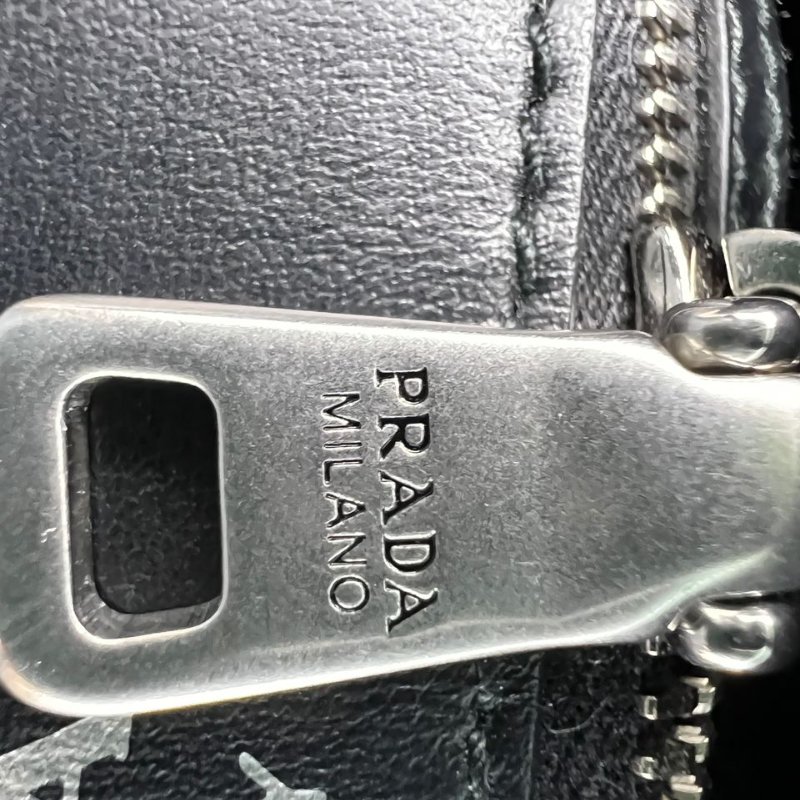 Prada Diagramme 黑色菱格皮革鍊條單肩包-16