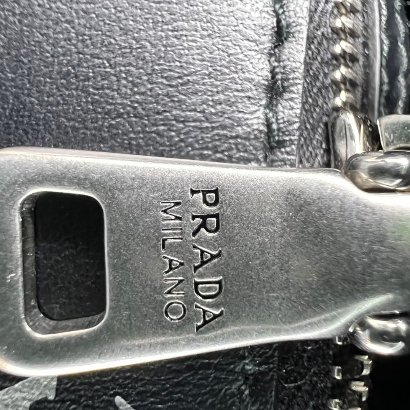 Prada Diagramme 黑色菱格皮革鍊條單肩包-17