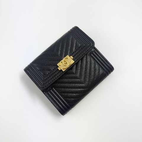 CHANEL香奈兒BOY V形紋三折短夾黑色金釦