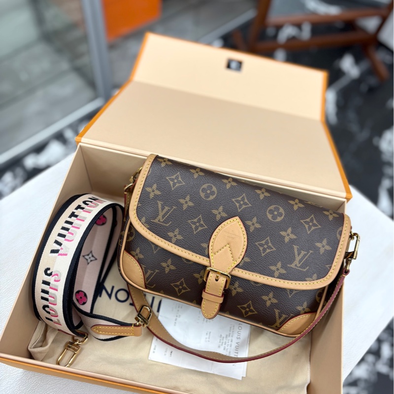 【98🆕】 LV Diane老花中號法棍 斜挎包 單肩包-0