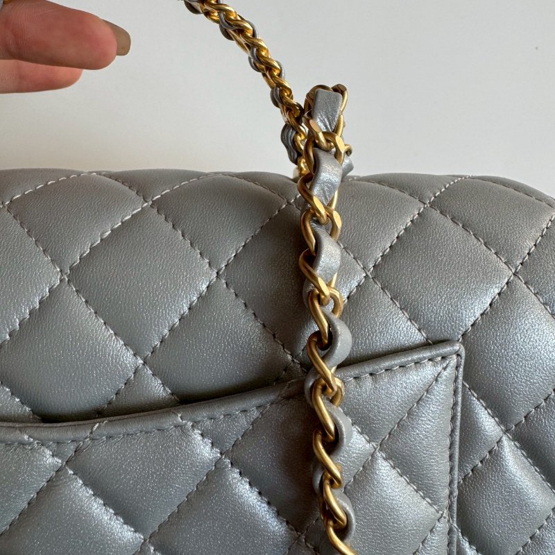 😍顏色超美的名媛感 Chanel 珍珠光澤灰藍色手提肩背包-17