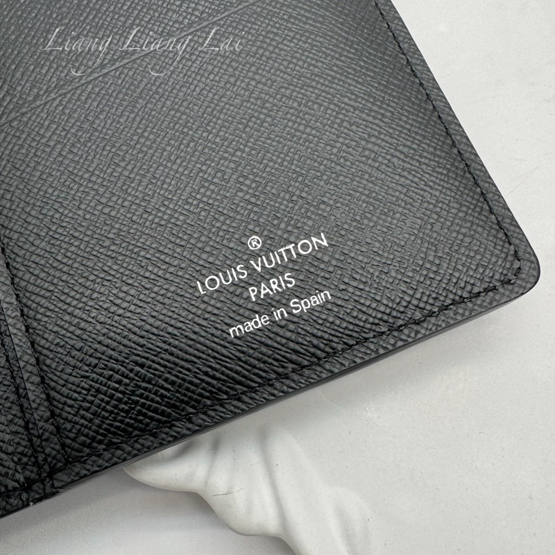 LOUIS VUITTON LV Brazza EPI水波紋對開黑色長夾-2