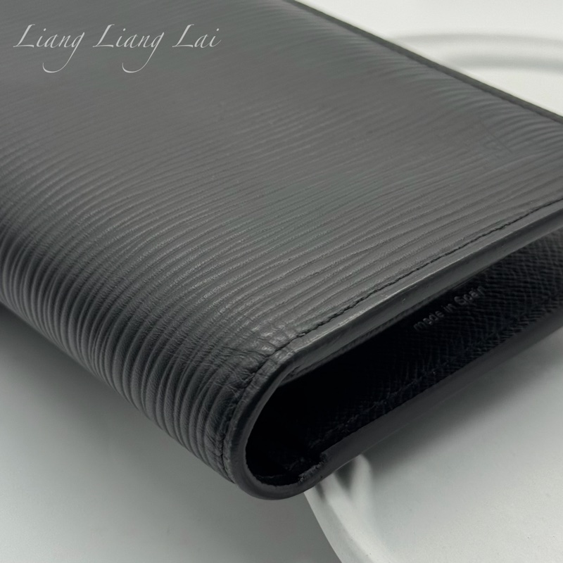 LOUIS VUITTON LV Brazza EPI水波紋對開黑色長夾-21