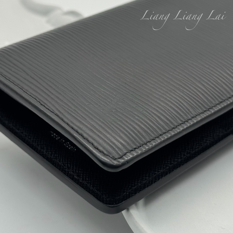 LOUIS VUITTON LV Brazza EPI水波紋對開黑色長夾-22