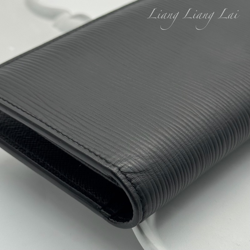 LOUIS VUITTON LV Brazza EPI水波紋對開黑色長夾-23