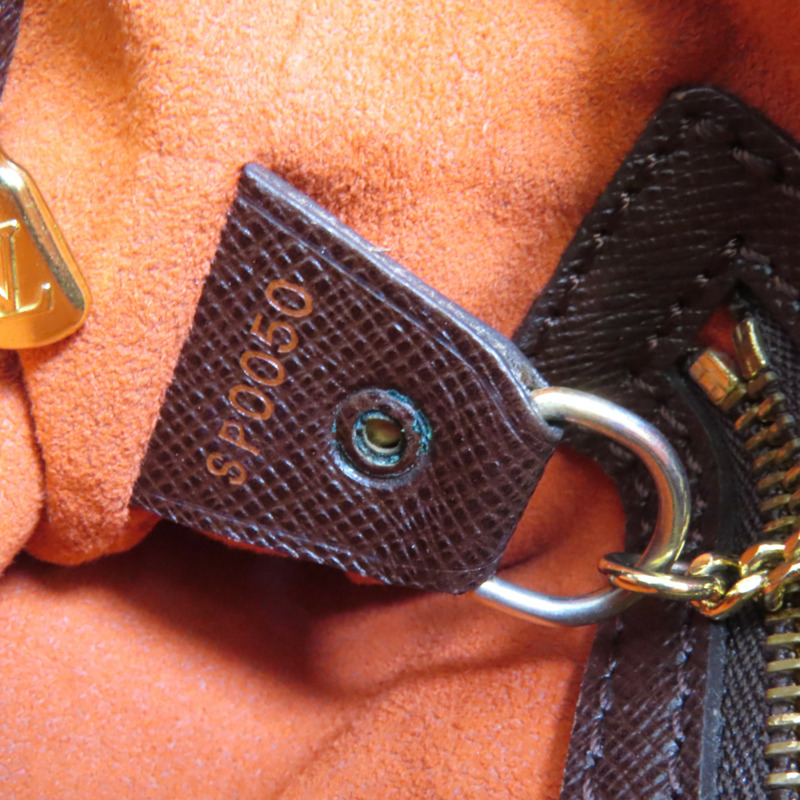 LOUIS VUITTON Damier Marais金扣肩背袋-9