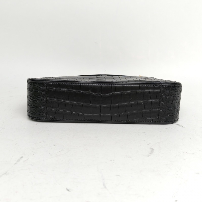 SAINT LAURENT LE5À7腋下包小號23鱷魚壓紋黑色牛皮金扣肩背包-3