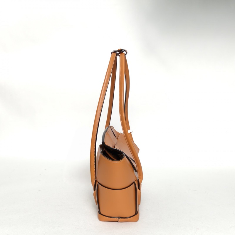 BOTTEGA VENETA Arco小號22棕色牛皮肩背包-1