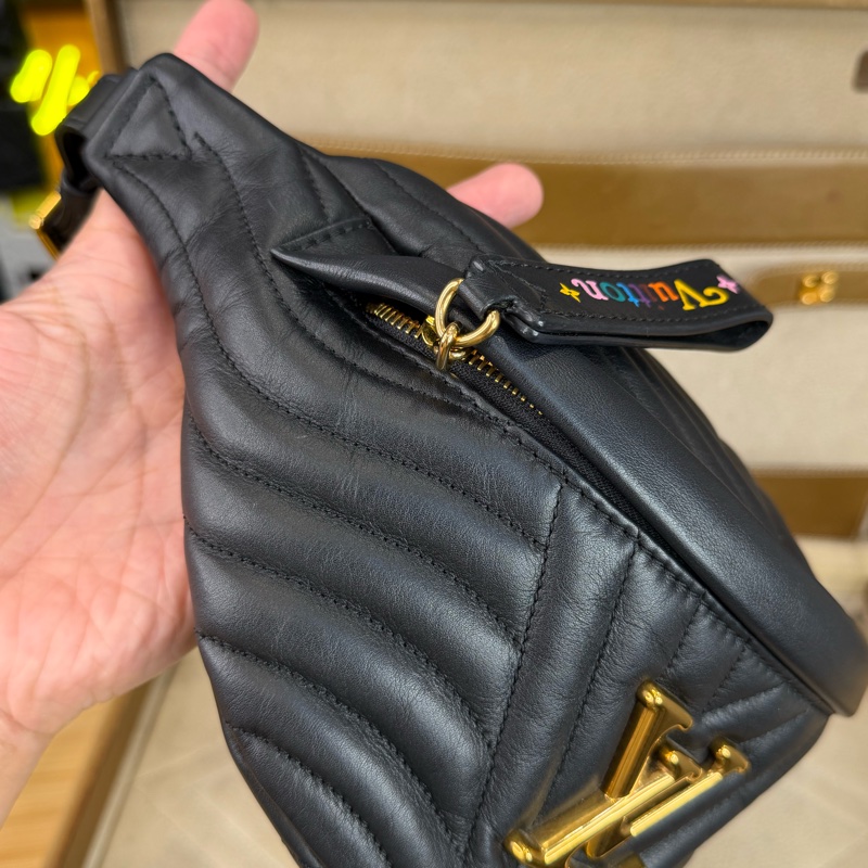 上架中🔑Louis Vuitton 黑金山形紋New Wave 腰包-2