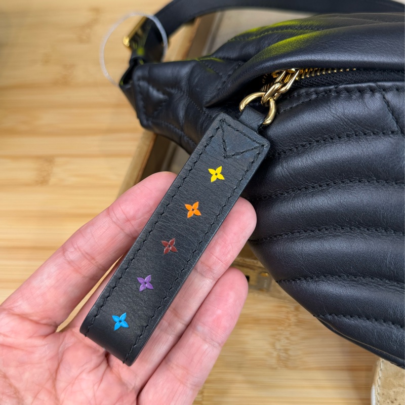 上架中🔑Louis Vuitton 黑金山形紋New Wave 腰包-4