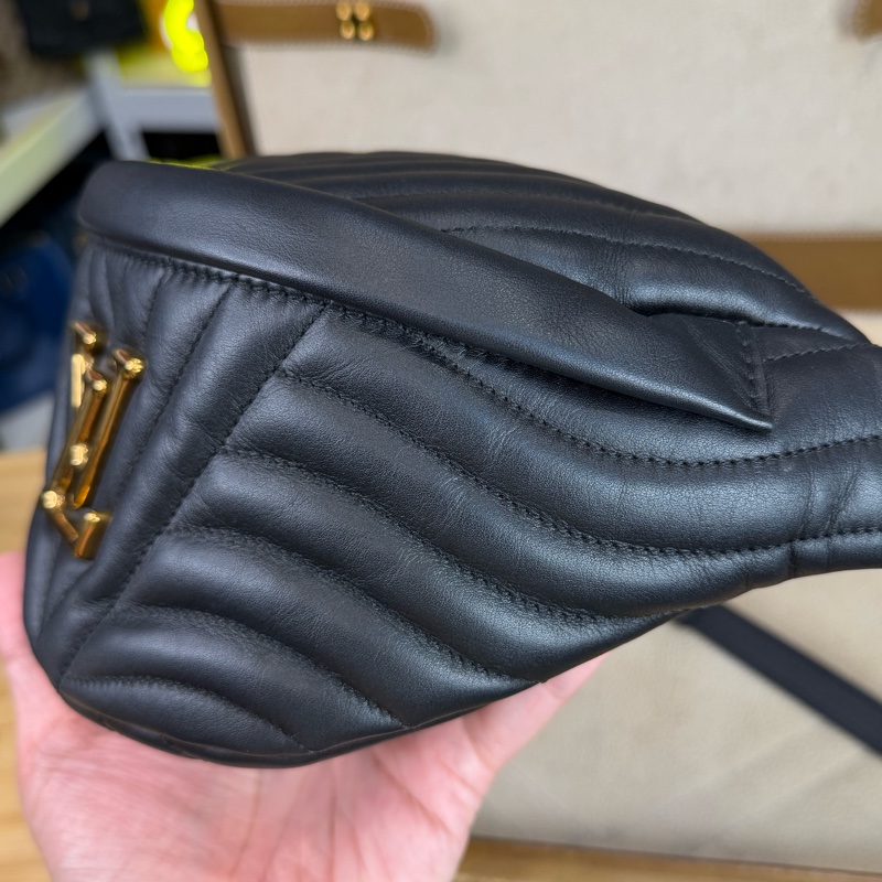 上架中🔑Louis Vuitton 黑金山形紋New Wave 腰包-5