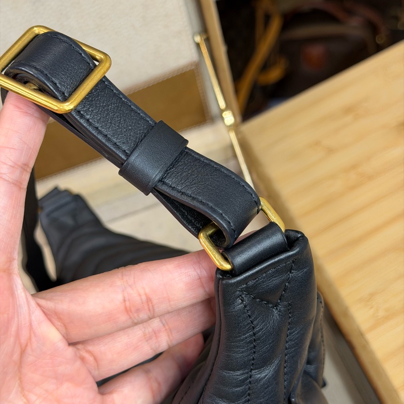 上架中🔑Louis Vuitton 黑金山形紋New Wave 腰包-7