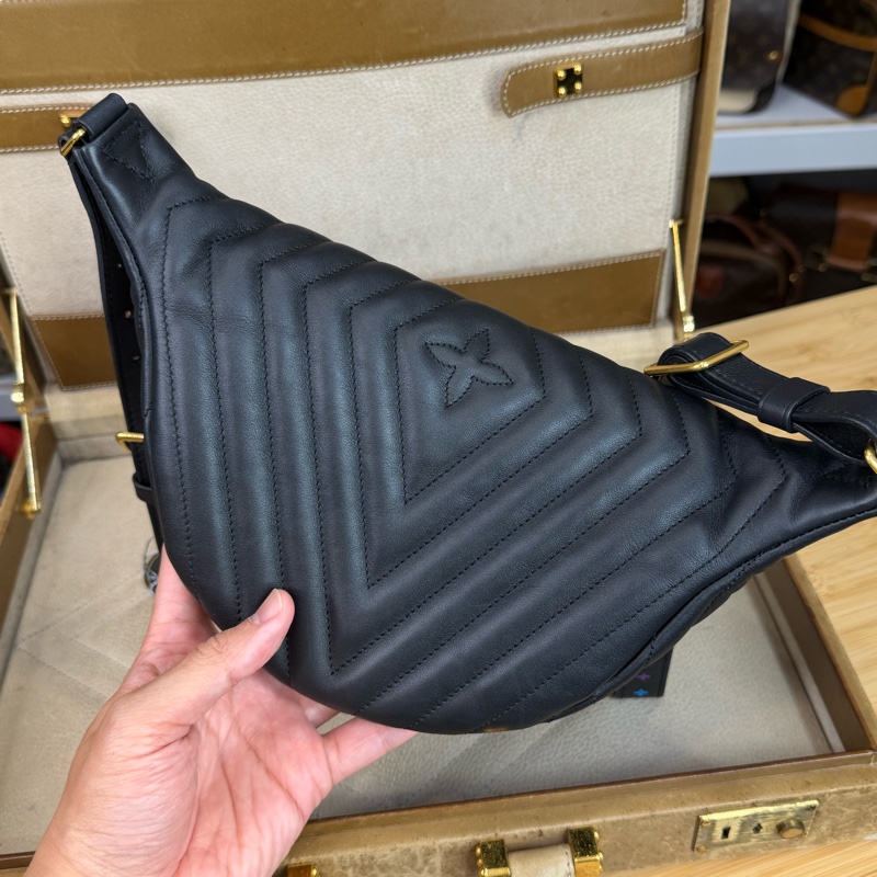上架中🔑Louis Vuitton 黑金山形紋New Wave 腰包-8