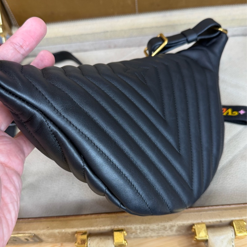 上架中🔑Louis Vuitton 黑金山形紋New Wave 腰包-9
