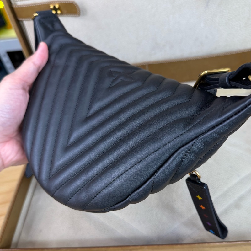 上架中🔑Louis Vuitton 黑金山形紋New Wave 腰包-10