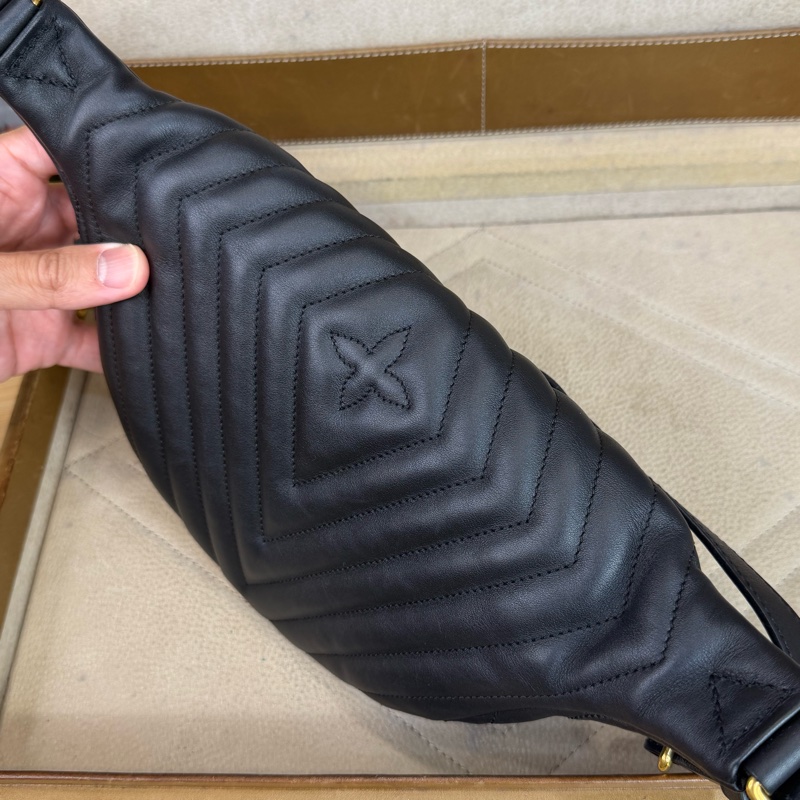 上架中🔑Louis Vuitton 黑金山形紋New Wave 腰包-11