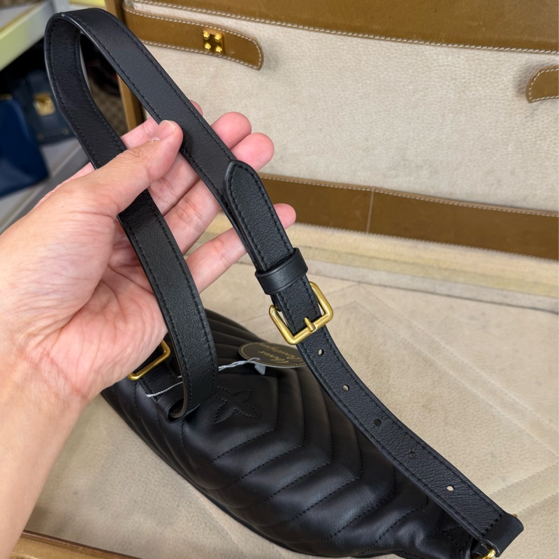 上架中🔑Louis Vuitton 黑金山形紋New Wave 腰包-12