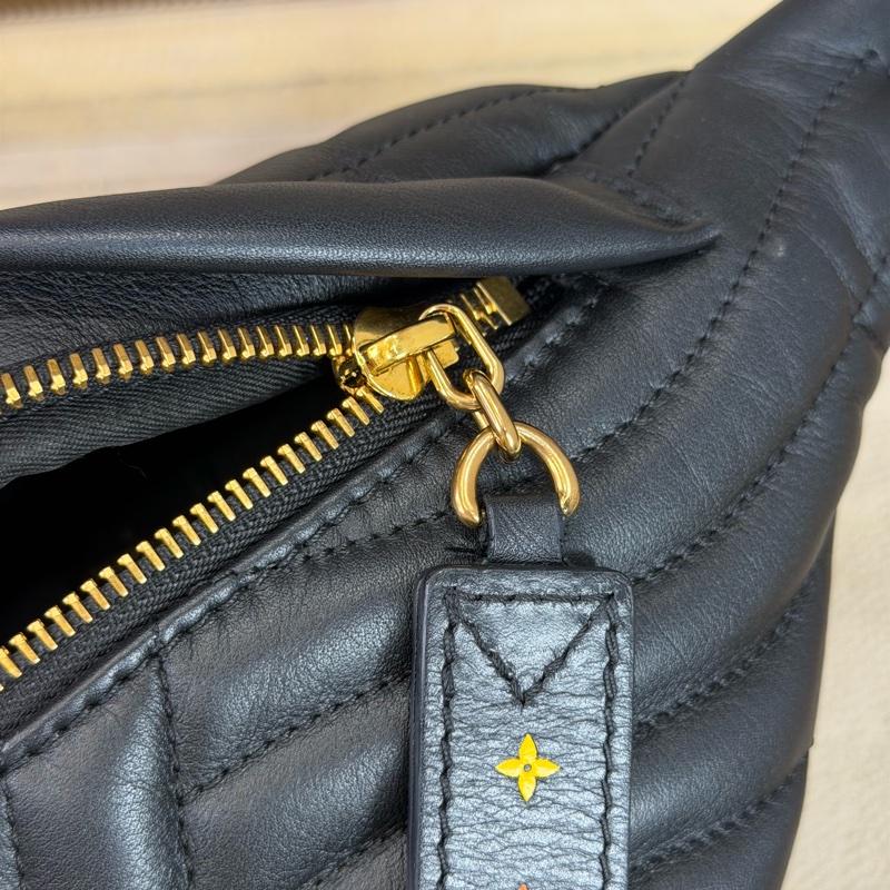 上架中🔑Louis Vuitton 黑金山形紋New Wave 腰包-14
