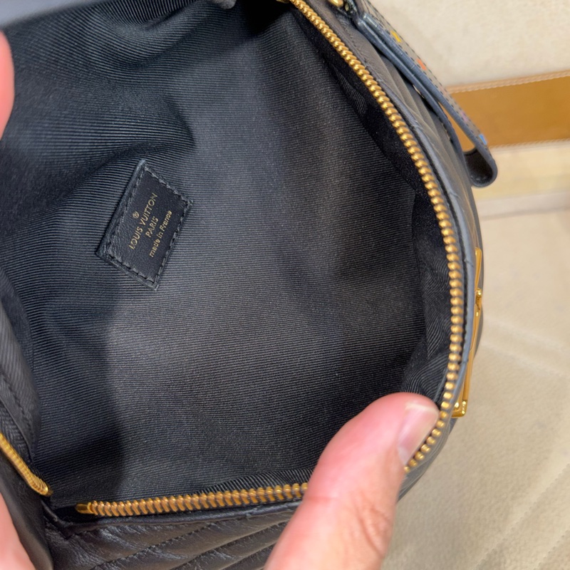 上架中🔑Louis Vuitton 黑金山形紋New Wave 腰包-15