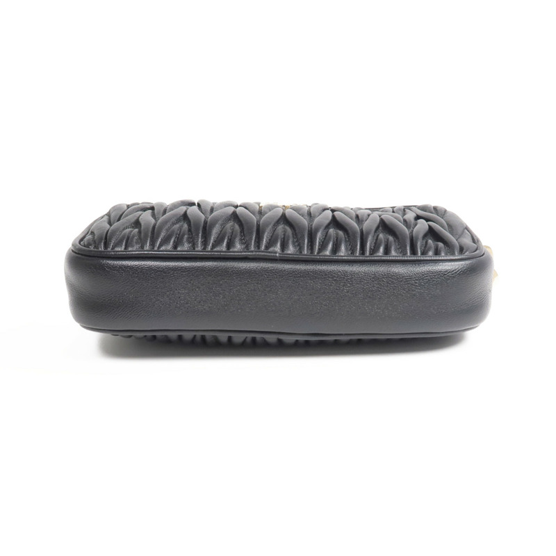 Miu Miu 羊皮皮革Pouch金扣手拿包-3