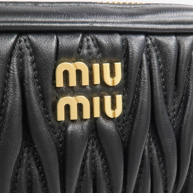 Miu Miu 羊皮皮革Pouch金扣手拿包-6