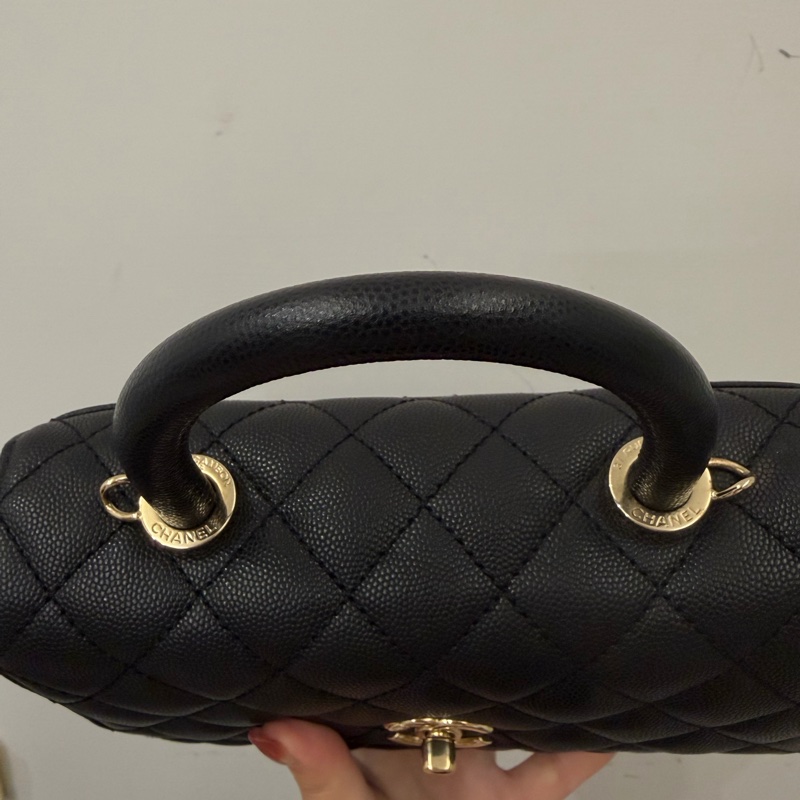 Chanel 黑荔枝皮淡金釦COCO HANDLE 小號A92990-10