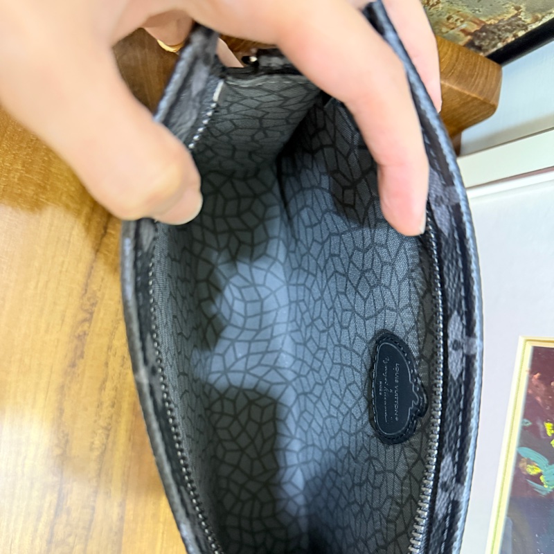 95新✨賠售超甜賣🫶🏻僅試揹🩶LV草間彌生 南瓜系列 二合一 斜背包 黑色 灰色-5