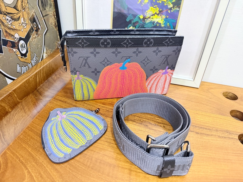 99新🎖️私物甜售🩶僅試揹LV草間彌生 南瓜系列 二合一 斜背包 黑色 灰色-0