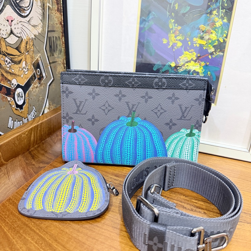 99新🎖️私物甜售🩶僅試揹LV草間彌生 南瓜系列 二合一 斜背包 黑色 灰色-10