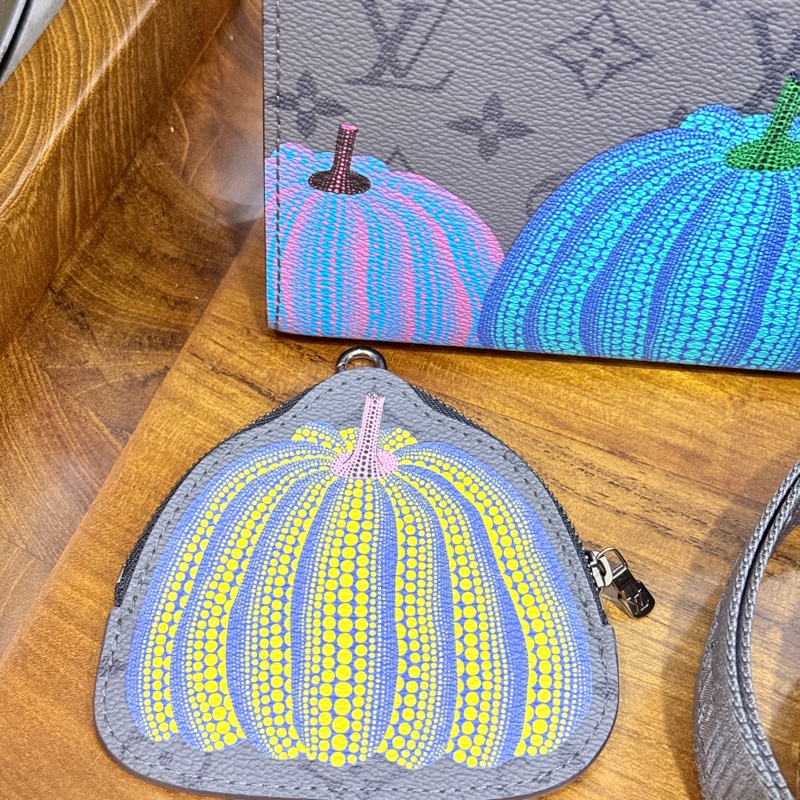 99新🎖️私物甜售🩶僅試揹LV草間彌生 南瓜系列 二合一 斜背包 黑色 灰色-12