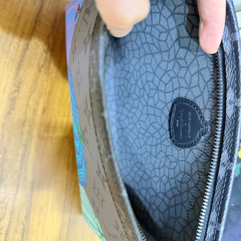 99新🎖️私物甜售🩶僅試揹LV草間彌生 南瓜系列 二合一 斜背包 黑色 灰色-16