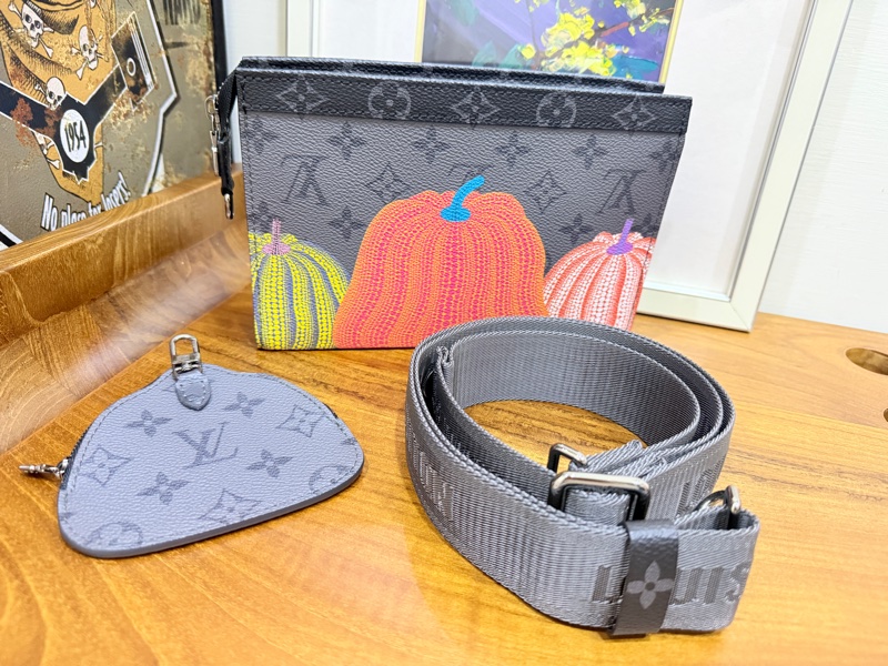 99新🎖️私物甜售🩶僅試揹LV草間彌生 南瓜系列 二合一 斜背包 黑色 灰色-20