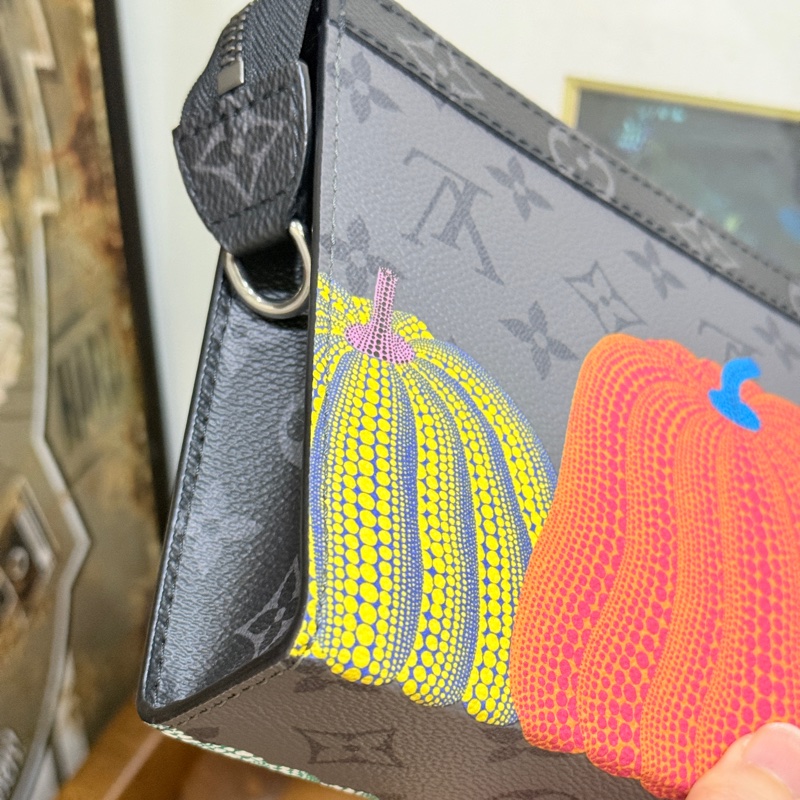 99新🎖️私物甜售🩶僅試揹LV草間彌生 南瓜系列 二合一 斜背包 黑色 灰色-47