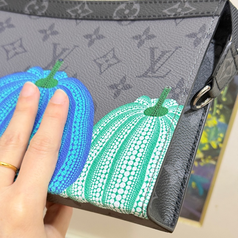 99新🎖️私物甜售🩶僅試揹LV草間彌生 南瓜系列 二合一 斜背包 黑色 灰色-48