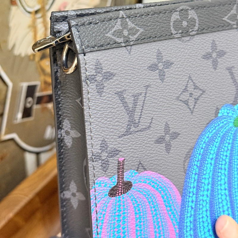 99新🎖️私物甜售🩶僅試揹LV草間彌生 南瓜系列 二合一 斜背包 黑色 灰色-49