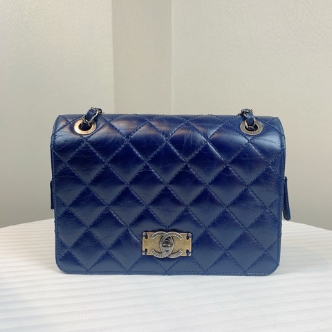 Chanel 銀扣深藍色牛皮口蓋包 可单肩可斜背 尺寸：23*17*6cm