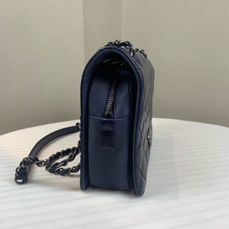 Chanel 銀扣深藍色牛皮口蓋包 可单肩可斜背 尺寸：23*17*6cm-3