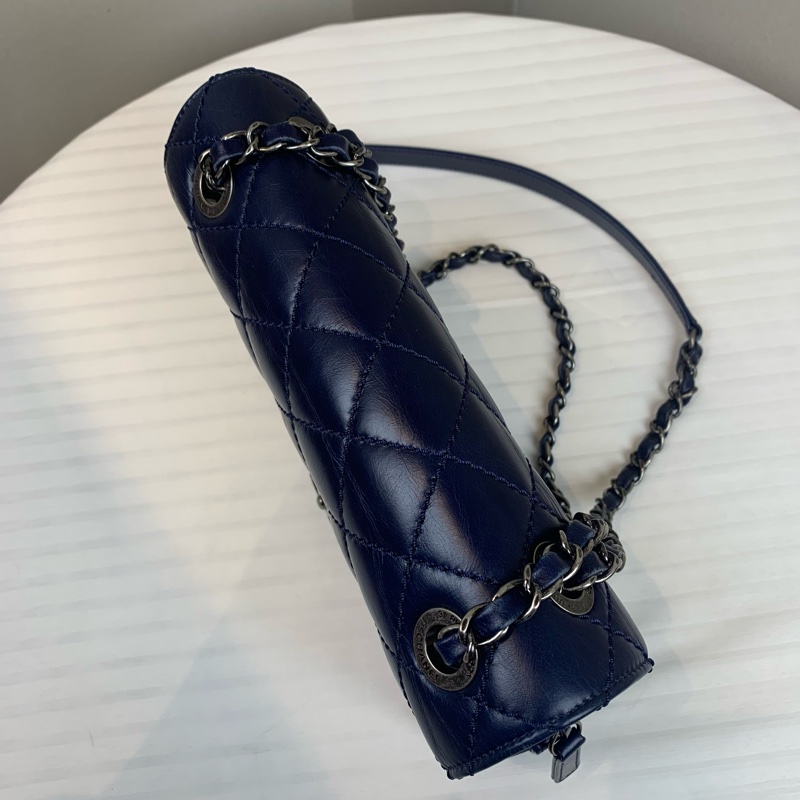 Chanel 銀扣深藍色牛皮口蓋包 可单肩可斜背 尺寸：23*17*6cm-4