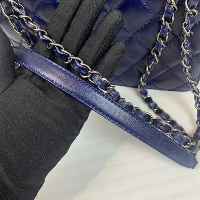 Chanel 銀扣深藍色牛皮口蓋包 可单肩可斜背 尺寸：23*17*6cm-6