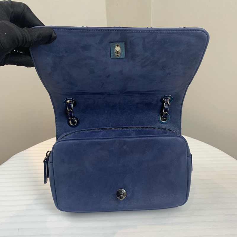 Chanel 銀扣深藍色牛皮口蓋包 可单肩可斜背 尺寸：23*17*6cm-7