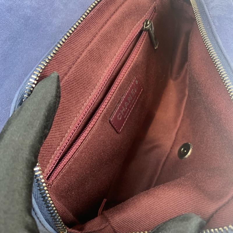 Chanel 銀扣深藍色牛皮口蓋包 可单肩可斜背 尺寸：23*17*6cm-8