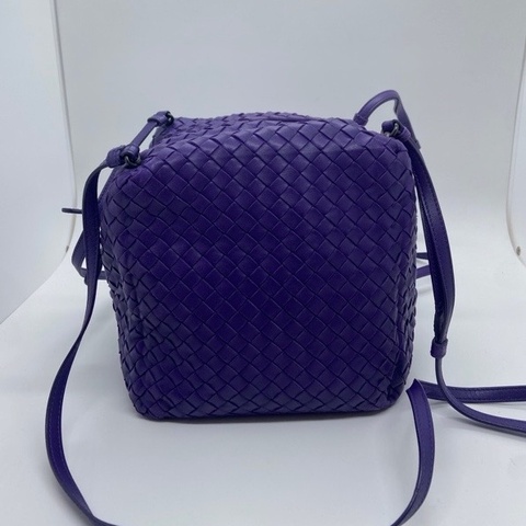 Bottega Veneta紫色骰子包飯盒包，邊角有磨損划痕發黑
