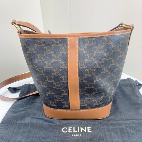 賽琳/Celine 中號標誌印花桶包 (18 x 13 x 22釐米)；61%塗層帆布，39%小牛皮；100%棉 配搭簡潔方便
