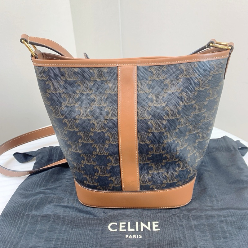 賽琳/Celine 中號標誌印花桶包 (18 x 13 x 22釐米)；61%塗層帆布，39%小牛皮；100%棉 配搭簡潔方便-0