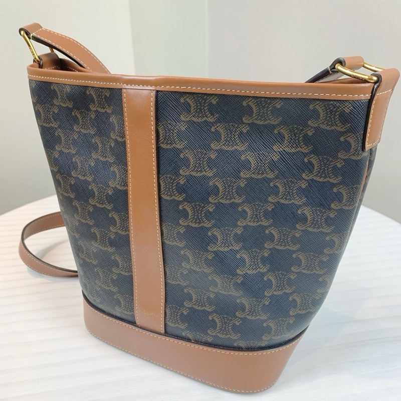 賽琳/Celine 中號標誌印花桶包 (18 x 13 x 22釐米)；61%塗層帆布，39%小牛皮；100%棉 配搭簡潔方便-1