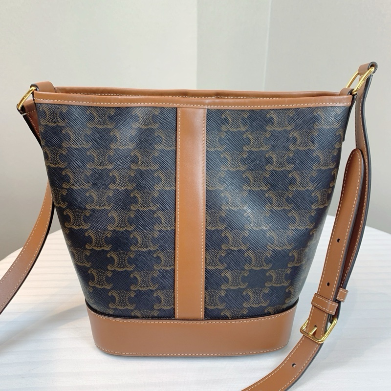 賽琳/Celine 中號標誌印花桶包 (18 x 13 x 22釐米)；61%塗層帆布，39%小牛皮；100%棉 配搭簡潔方便-3