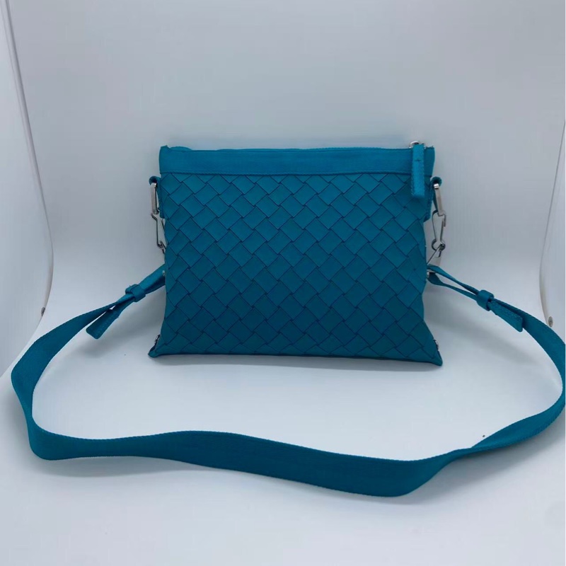 Bottega Veneta 湖水藍橡膠材質斜挎包，邊角有磨損泛黑帆布有泛黑-0