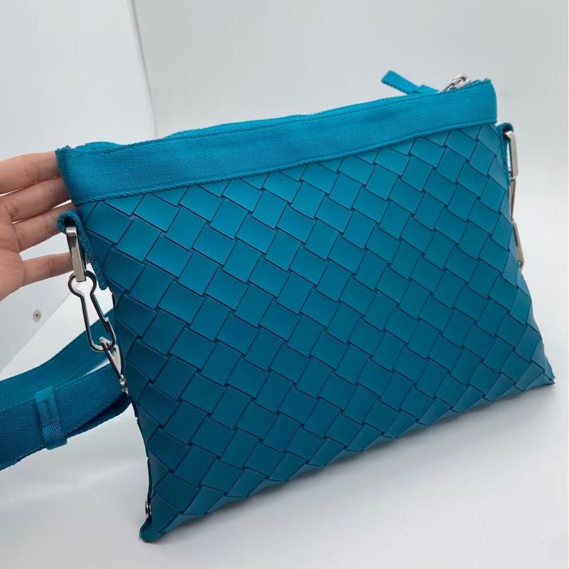 Bottega Veneta 湖水藍橡膠材質斜挎包，邊角有磨損泛黑帆布有泛黑-1