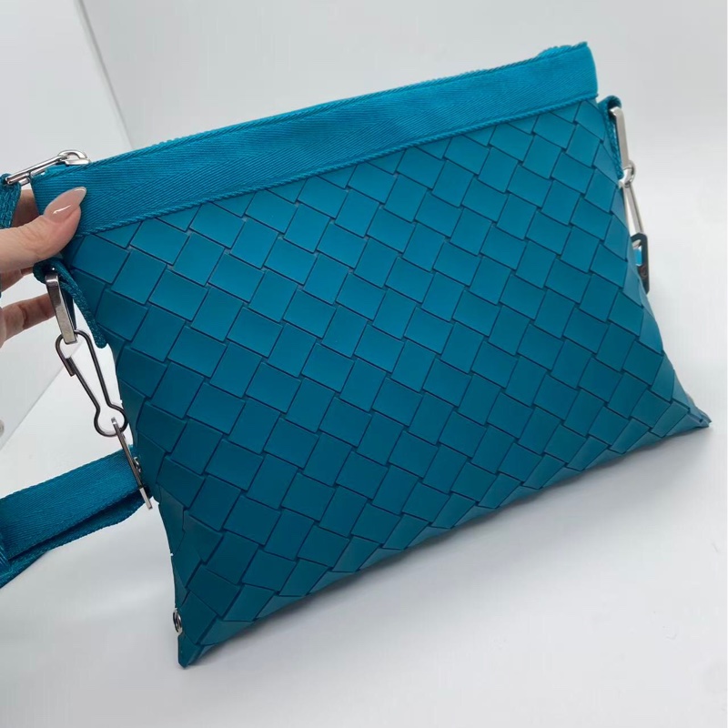 Bottega Veneta 湖水藍橡膠材質斜挎包，邊角有磨損泛黑帆布有泛黑-2