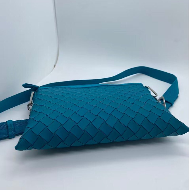 Bottega Veneta 湖水藍橡膠材質斜挎包，邊角有磨損泛黑帆布有泛黑-3